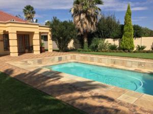 modern-gardens-and-pool